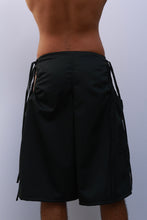 Load image into Gallery viewer, Ónix Side Cutout Jorts
